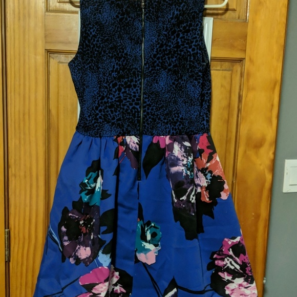 Fun flattering dress - Picture 4 of 8